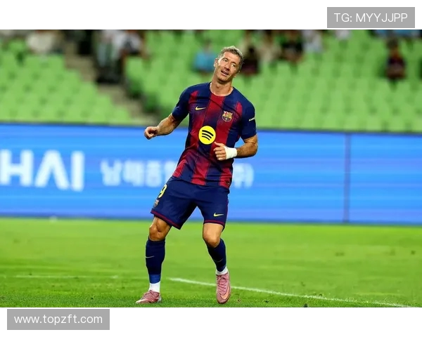 莱万创巴萨生涯收入新高!税后 1600 万欧元 + 双冠奖金成巅峰赛季(3) 莱万创巴萨生涯收入新高!税后 1600 万欧元 + 双冠奖金成巅峰赛季(3)